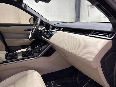 Used 2023 Land Rover Range Rover Velar R-Dynamic S image 32