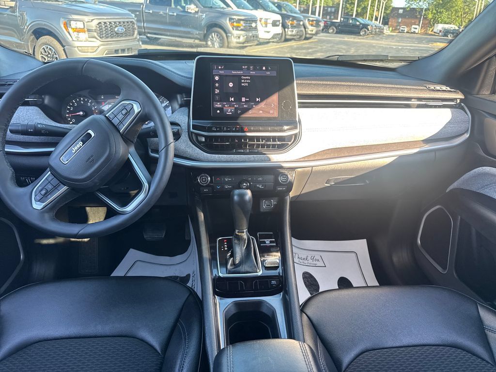 Used 2025 Jeep Compass Latitude AWD/4WD image 17