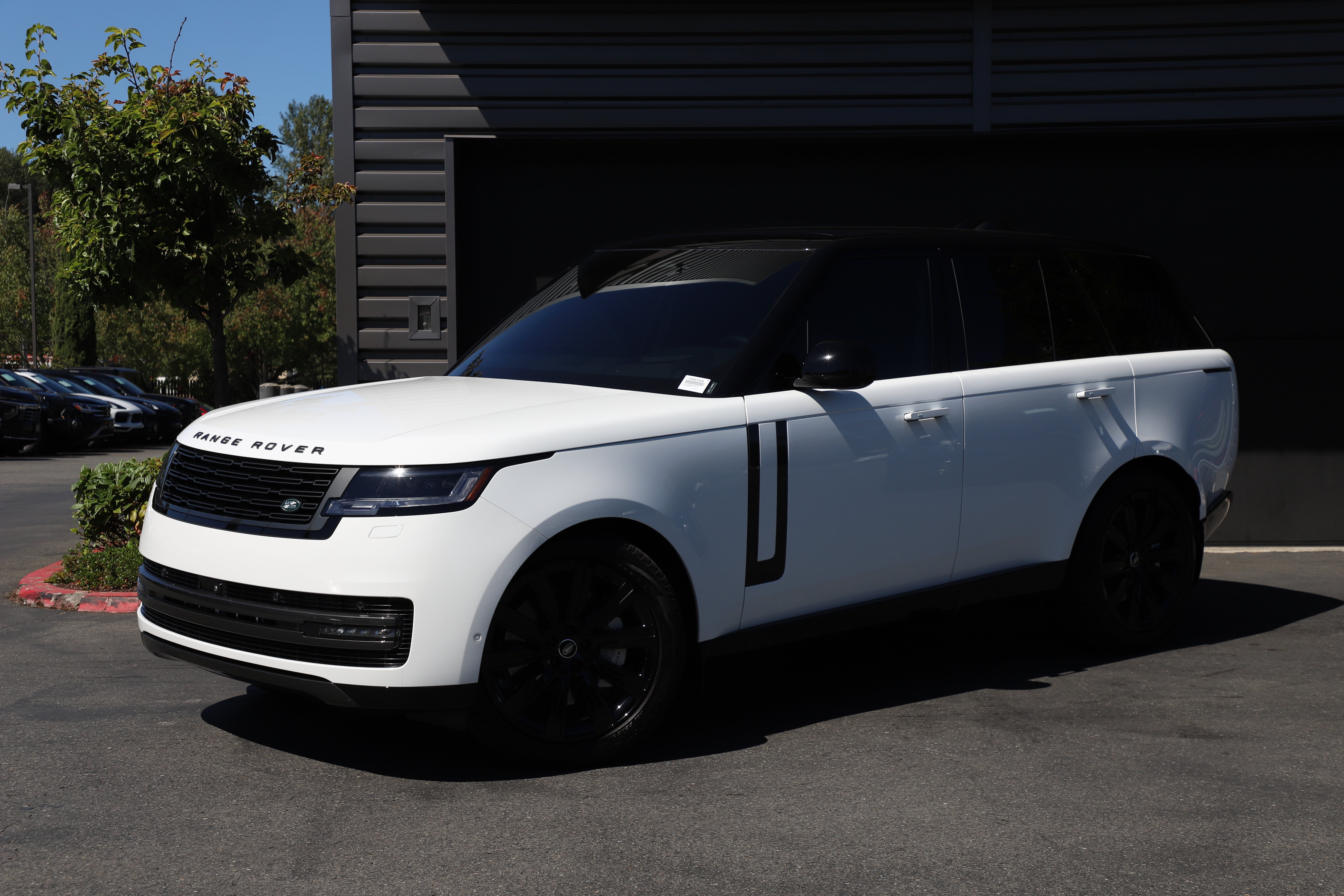 Certified 2025 Land Rover Range Rover SE AWD/4WD image 1