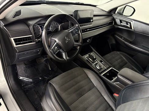Used 2024 Mitsubishi Outlander SE image 19