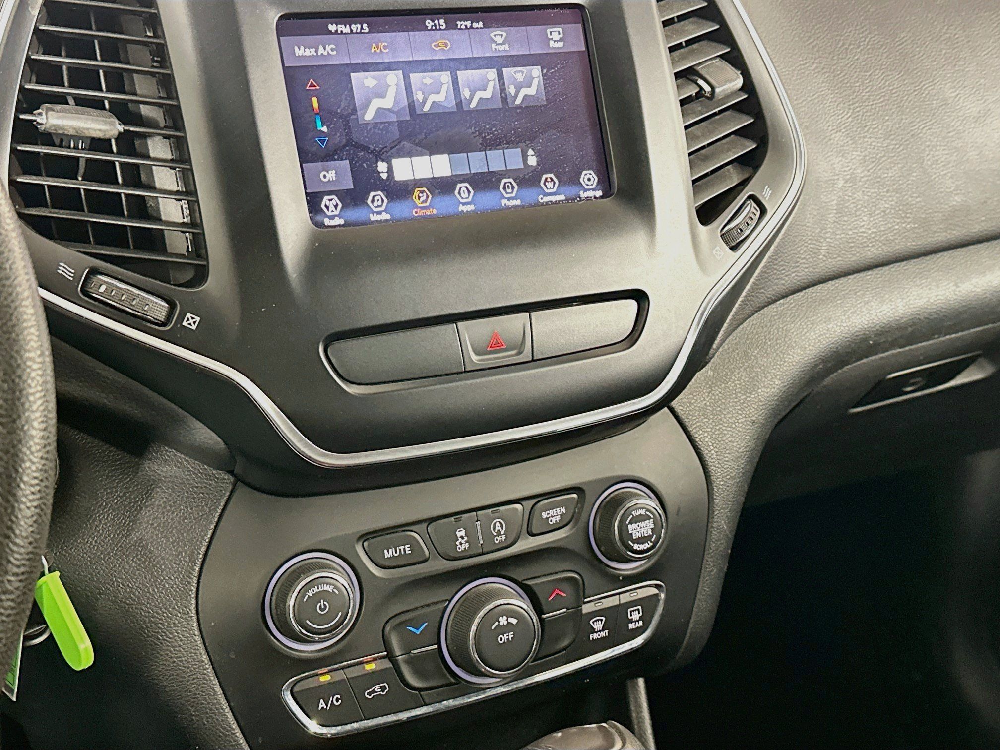 Used 2019 Jeep Cherokee Latitude w/ Popular Appearance Group FWD image 23