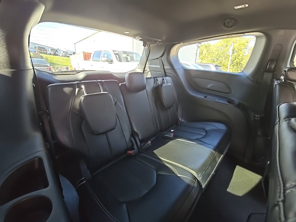 Used 2025 Chrysler Pacifica Select FWD image 23