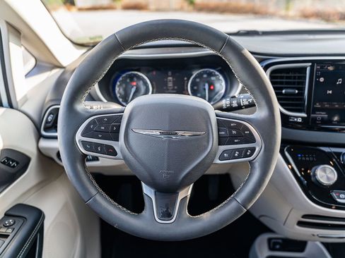 Used 2024 Chrysler Pacifica Touring-L image 23