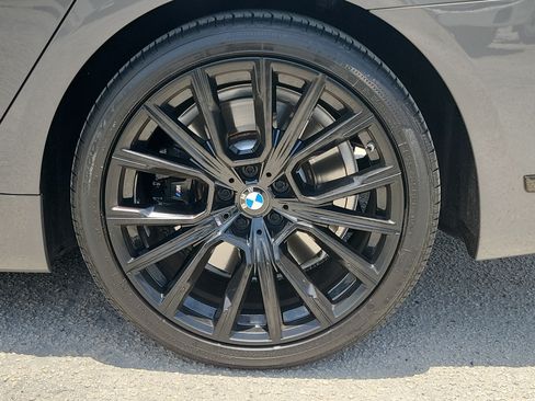 Used 2022 BMW 740i w/ M Sport Package RWD image 9