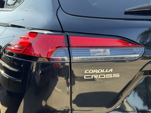Used 2022 Toyota Corolla Cross XLE w/ Convenience Package AWD/4WD image 6