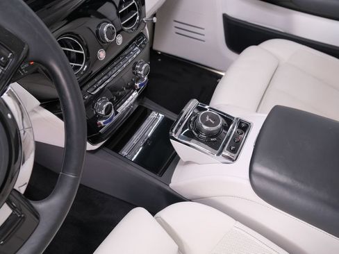 Used 2022 Rolls-Royce Phantom Sedan w/ The Phantom Package RWD image 11