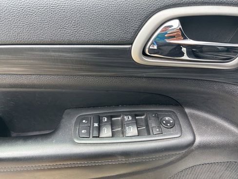 Used 2020 Jeep Grand Cherokee Altitude AWD/4WD image 17