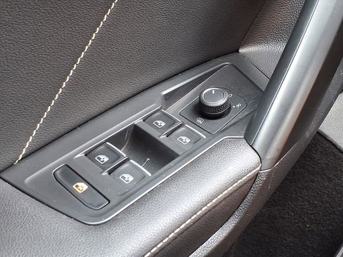 Used 2023 Volkswagen Tiguan SE image 29