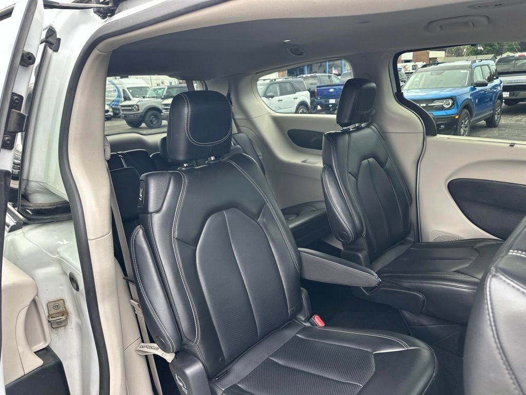 Used 2023 Chrysler Pacifica Touring-L FWD image 12