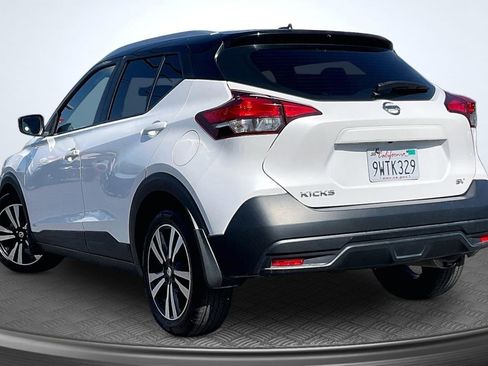 Used 2018 Nissan Kicks FWD image 2