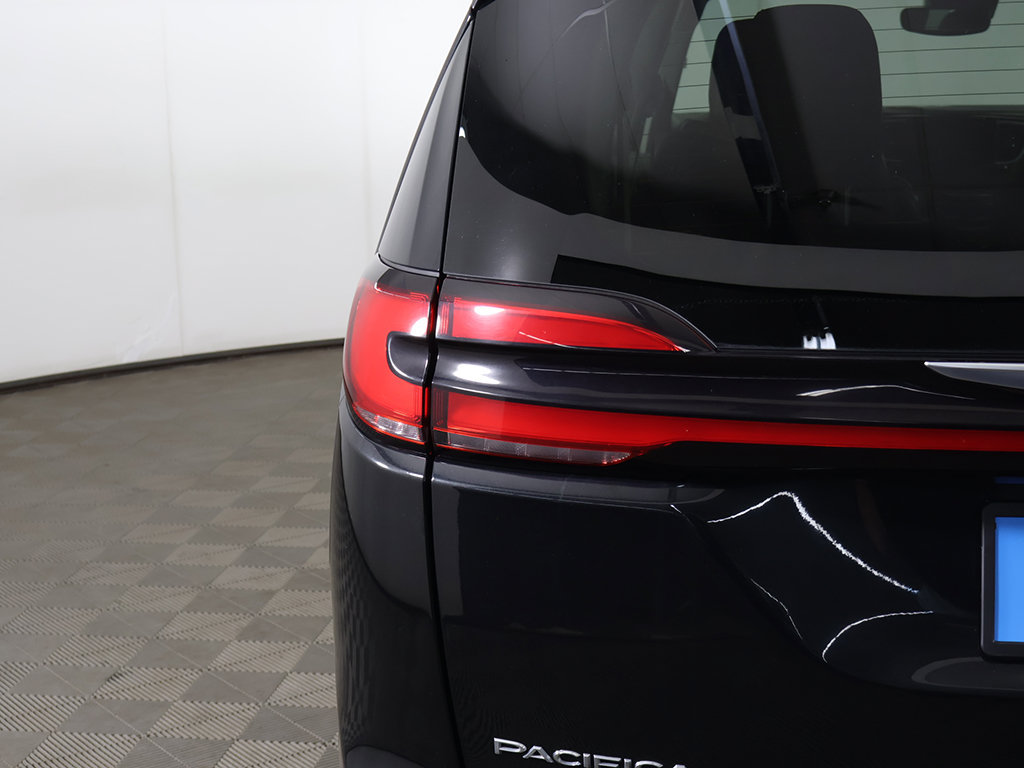Used 2023 Chrysler Pacifica Touring-L FWD image 16