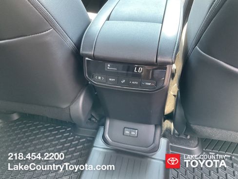 Used 2026 Toyota Highlander XSE AWD/4WD image 18