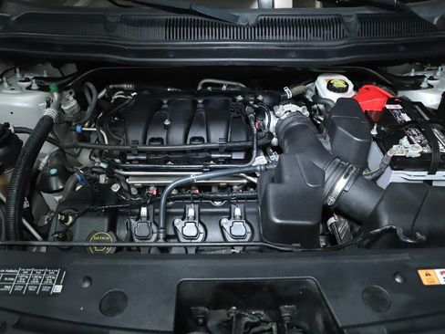 Used 2018 Ford Explorer XLT w/ Equipment Group 202A FWD image 38