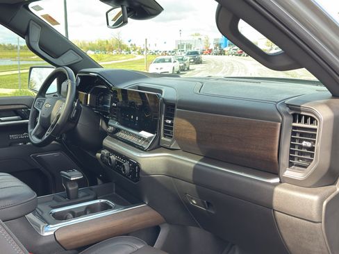 Used 2025 Chevrolet Silverado 1500 High Country w/ High Country Premium Package AWD/4WD image 31