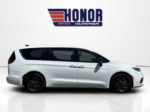 Used 2024 Chrysler Pacifica Limited FWD image 3