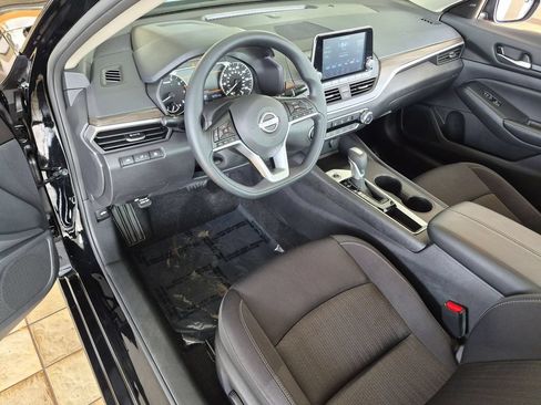 Used 2025 Nissan Altima 2.5 SV FWD image 11