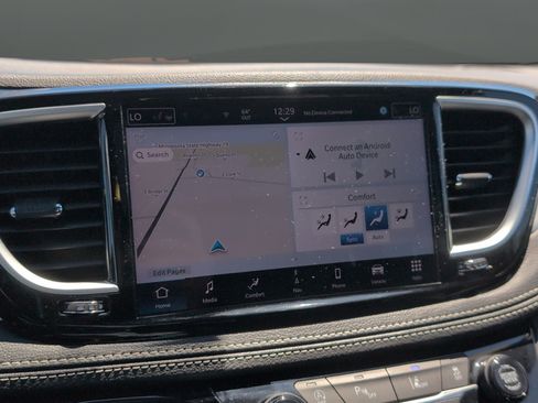 Used 2025 Chrysler Pacifica Limited FWD image 19