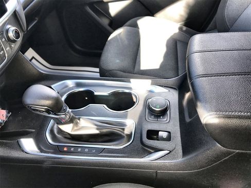 Used 2023 Chevrolet Traverse LT w/ Rear Camera Mirror Package image 20