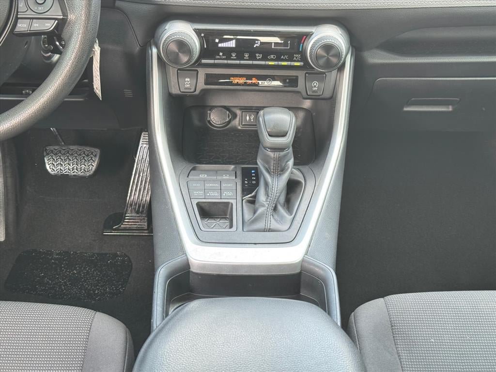 Used 2019 Toyota RAV4 LE AWD/4WD image 14