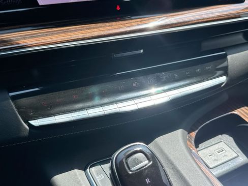 Used 2022 Cadillac Escalade ESV Premium Luxury AWD/4WD image 28