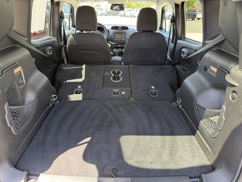 Used 2017 Jeep Renegade Latitude w/ Popular Equipment Group AWD/4WD image 16