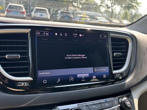 Used 2024 Chrysler Pacifica Touring-L FWD image 16