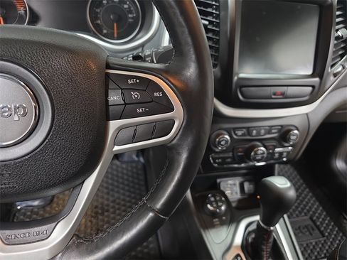 Used 2017 Jeep Cherokee Trailhawk w/ Comfort & Convenience Group image 19