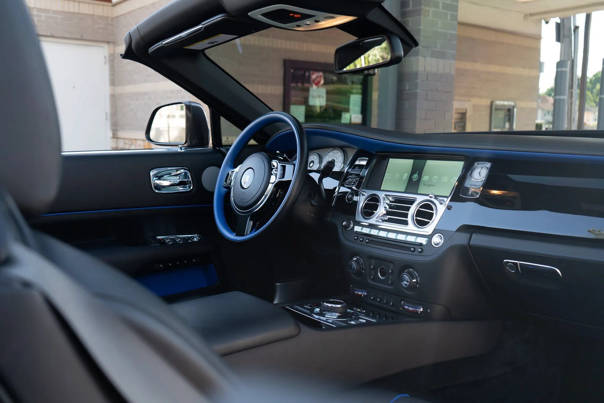 Used 2017 Rolls-Royce Dawn RWD image 64