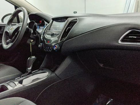 Used 2017 Chevrolet Cruze LT image 25
