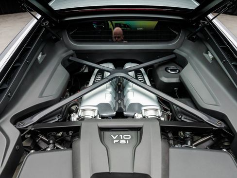 Used 2018 Audi R8 V10 w/ Premium Package image 47