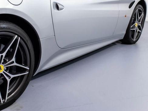 Used 2016 Ferrari California T image 19