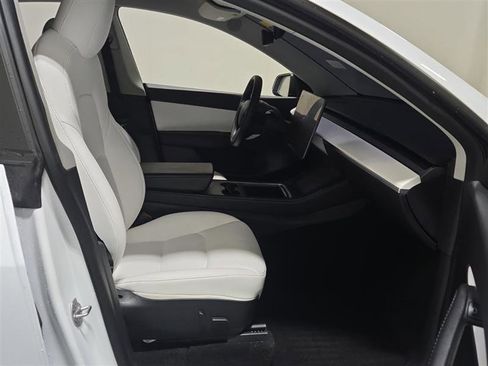 Used 2022 Tesla Model Y Performance image 8