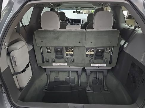 Used 2017 Toyota Sienna LE image 11