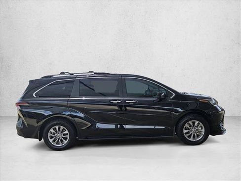 Used 2024 Toyota Sienna XLE FWD image 4
