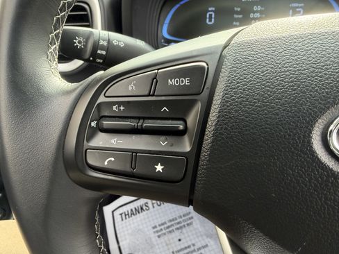 Certified 2025 Hyundai Venue SEL image 34