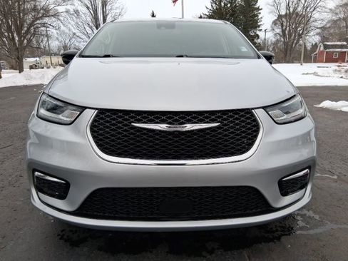 Used 2024 Chrysler Pacifica Touring-L image 2