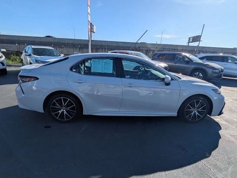 Used 2023 Toyota Camry SE image 4