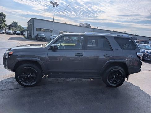 Used 2018 Toyota 4Runner SR5 AWD/4WD image 3