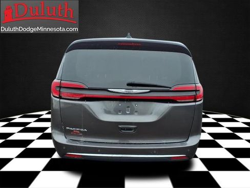 Used 2023 Chrysler Pacifica Touring-L image 4