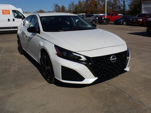 Used 2025 Nissan Altima 2.5 SR image 6