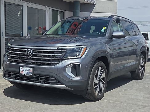 Used 2025 Volkswagen Atlas SE image 2