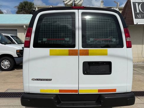 Used 2018 Chevrolet Express 2500 w/ Driver Convenience Package RWD image 4