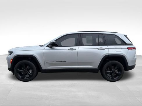 Used 2024 Jeep Grand Cherokee Limited w/ Black Appearance Package AWD/4WD image 8