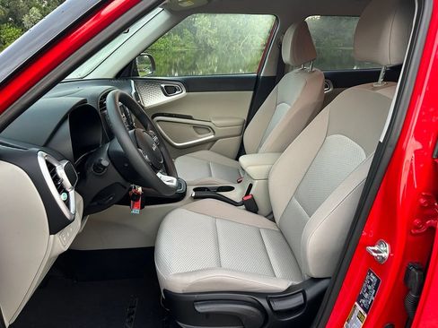 Used 2025 Kia Soul LX w/ LX Technology Package FWD image 15