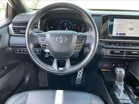 Used 2025 Toyota Camry SE image 6