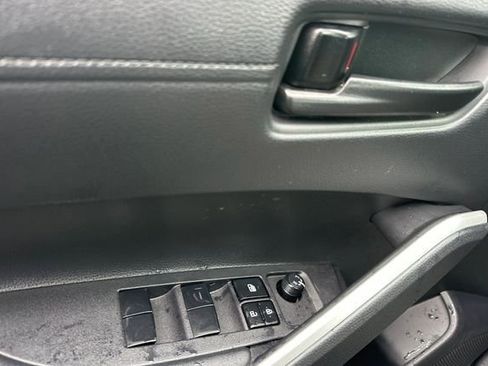 Used 2025 Toyota Corolla Cross LE image 12