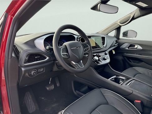 New 2026 Chrysler Pacifica Limited w/ Uconnect Theater Family Group image 24