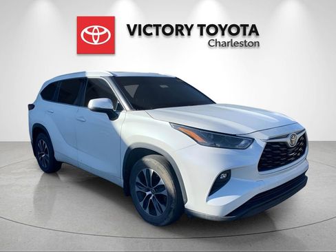 Used 2022 Toyota Highlander XLE image 2