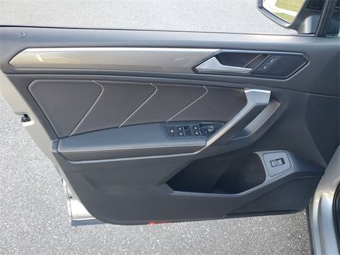 Certified 2022 Volkswagen Tiguan SE R-Line image 15