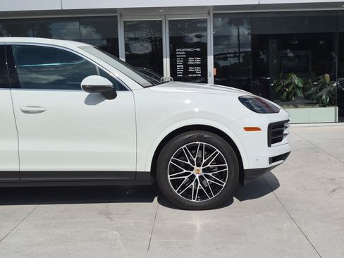 Certified 2025 Porsche Cayenne AWD/4WD image 11